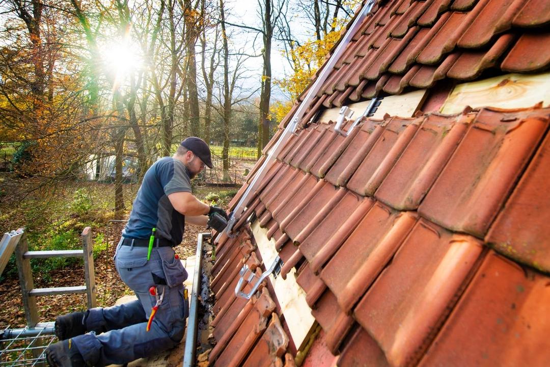 Panelen rood dak leggen