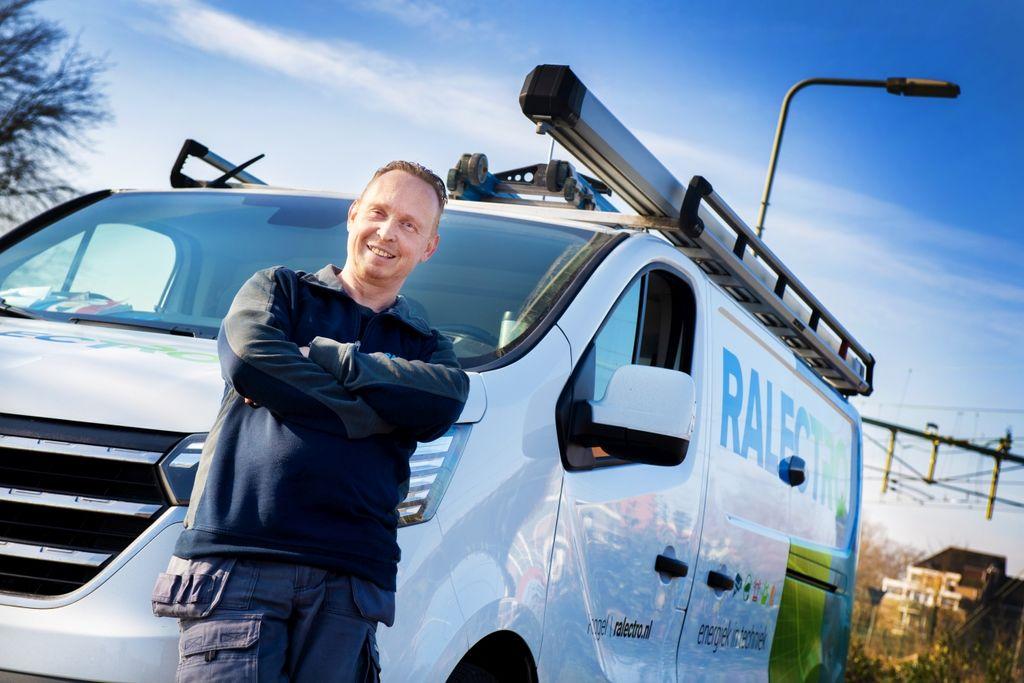 Ralectro medewerker voor bus